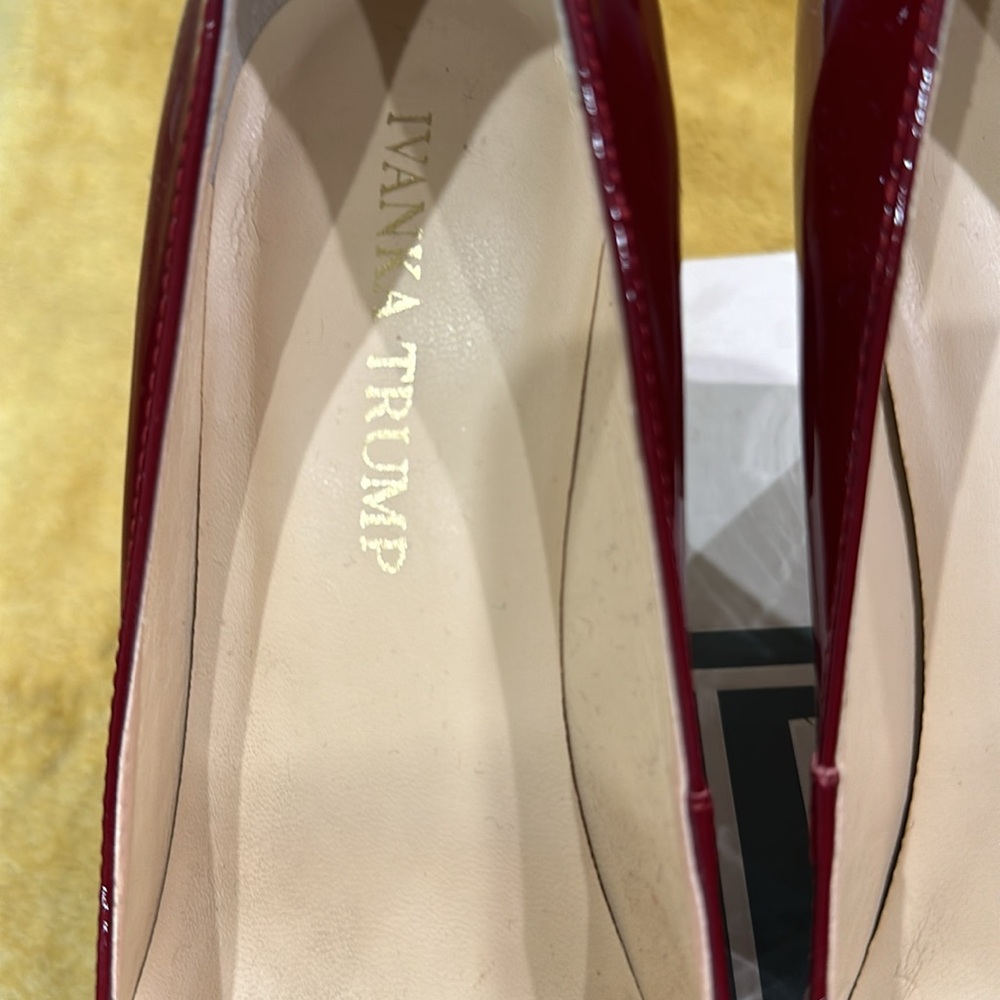 Ivanka Trump Lysa gorgeous pointed toe heels in super condition. Box included - Picture 2 of 6